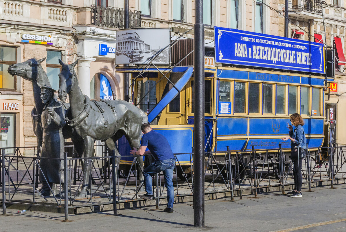 Тоска по прошлому. Памятник Петербургской конке на Андреевском бульваре В.О. - Стальбаум Юрий 