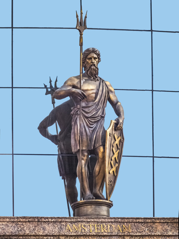Скульптура на фасаде бизнес-центра, символизирующая Амстердам - Стальбаум Юрий 