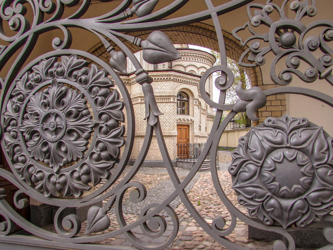Фрагмент ворот монастыря - Любовь Зинченко 