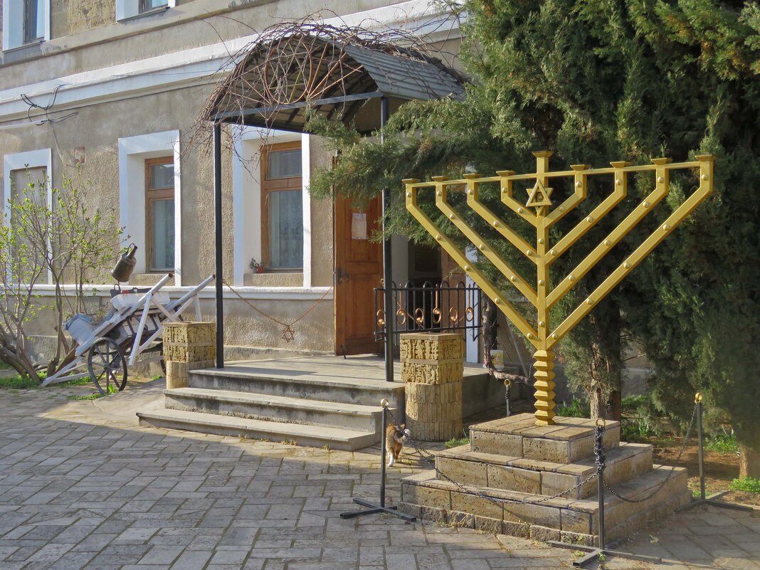 Во дворе синагоги  Егия Капай - ИРЭН@ .