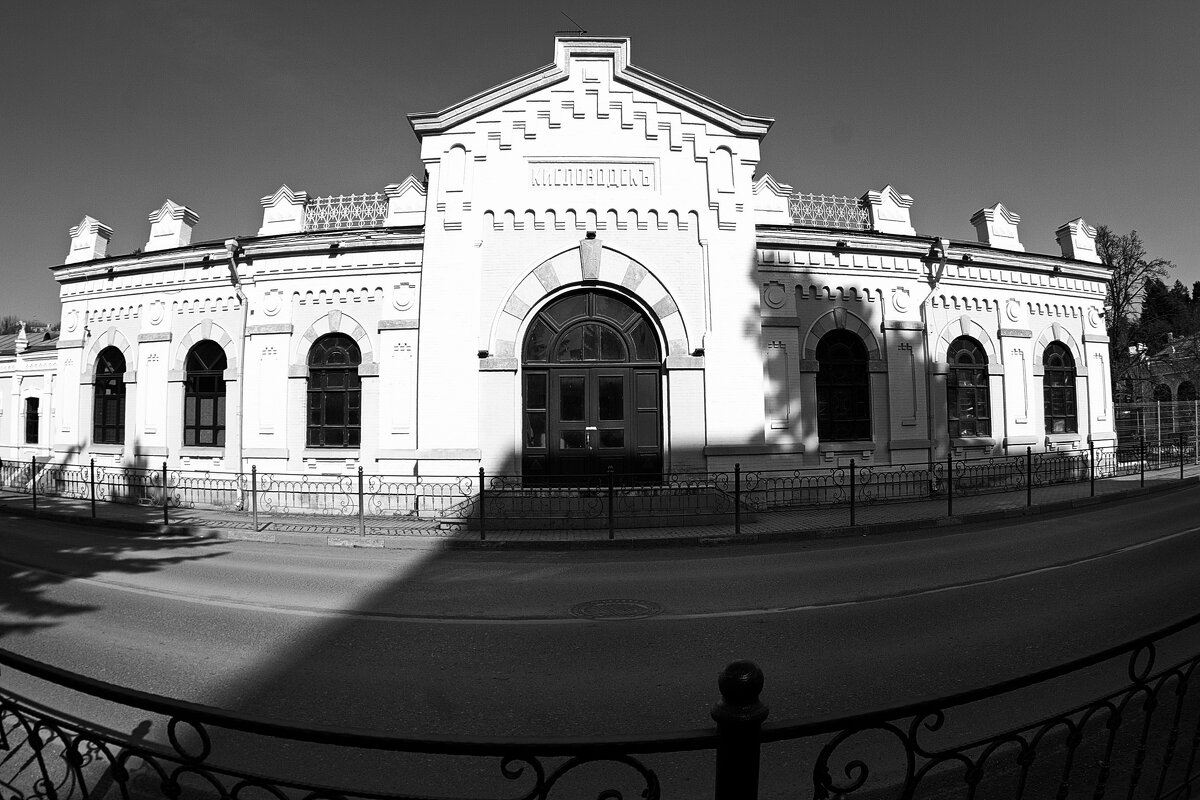 Старый вокзал старого городка в полдень - M Marikfoto