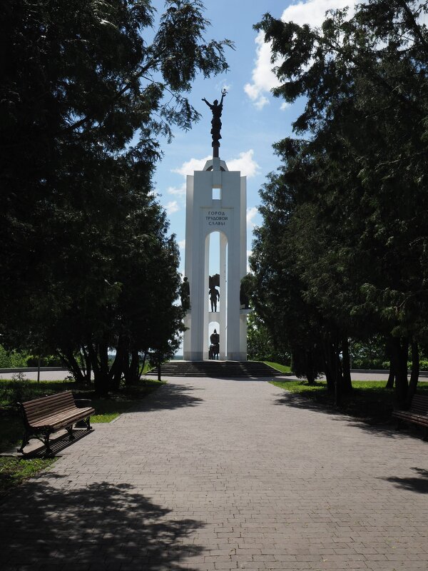 Аллея к стеле на Петровской горке - Евгений 