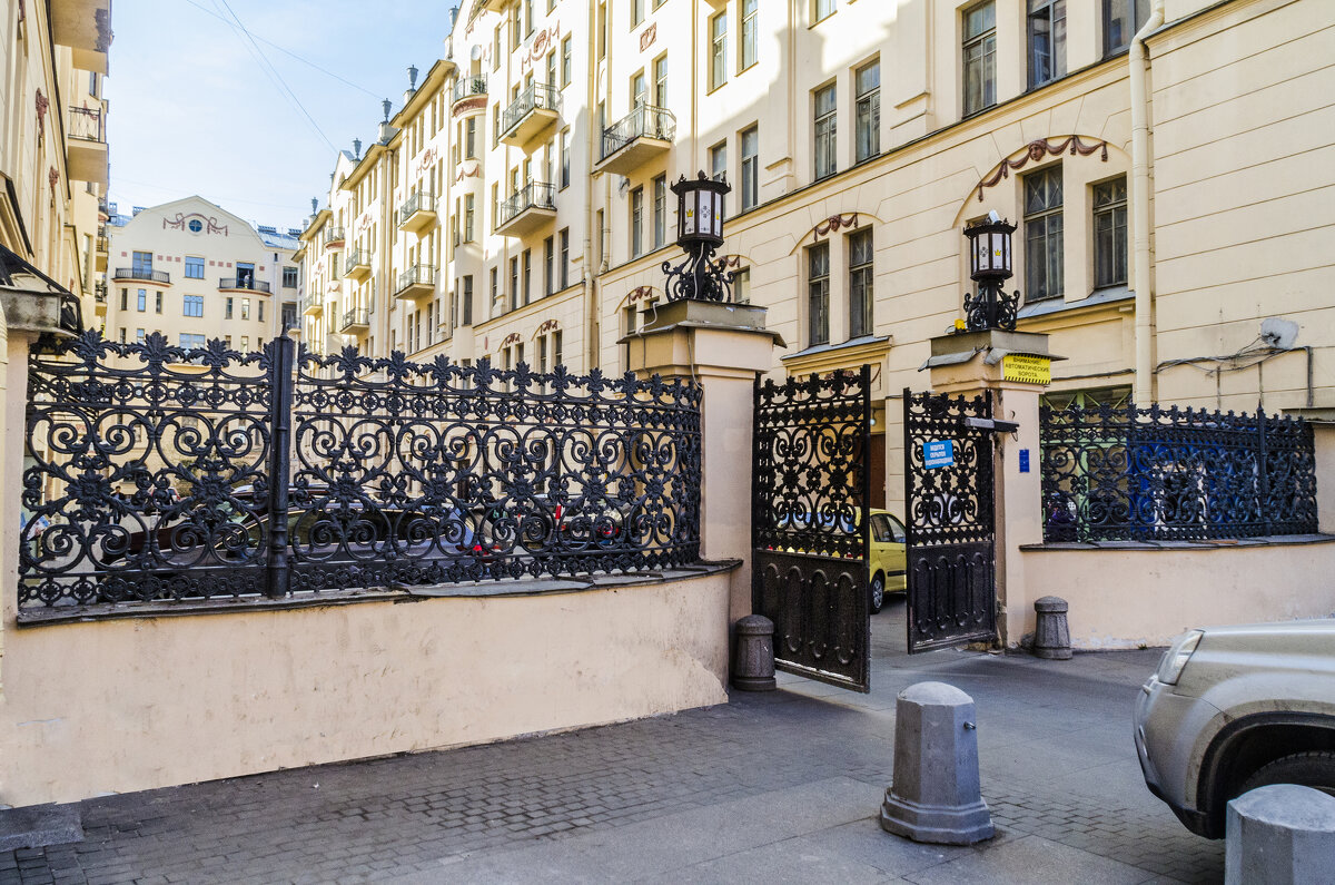 Чугунное литьё на воротах и ограде одного из домов на ул. Рубинштейна в СПБ - Стальбаум Юрий 