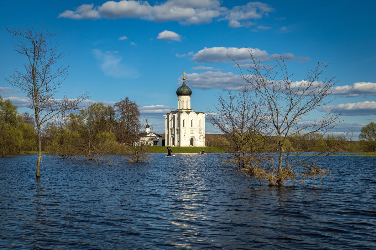 Падающая колокольня в Кидекше