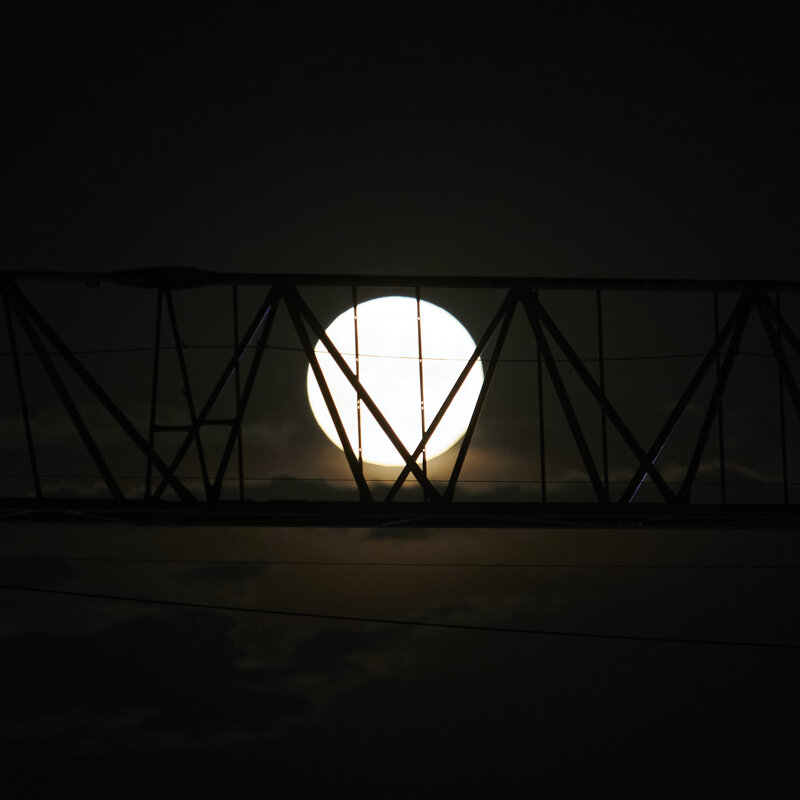 Восход луны над стройкой - Минихан Сафин