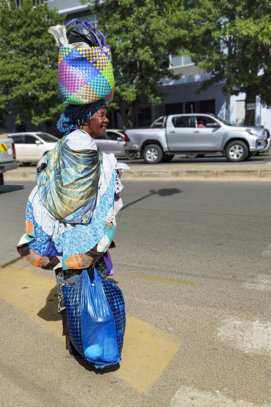 Женщина с сумками и в Африке женщина с сумками... - Geolog 8