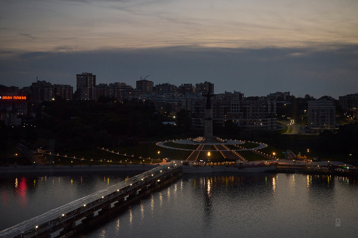 Вечер в Чебоксарах, Световой мост и статуя - Олег Манаенков