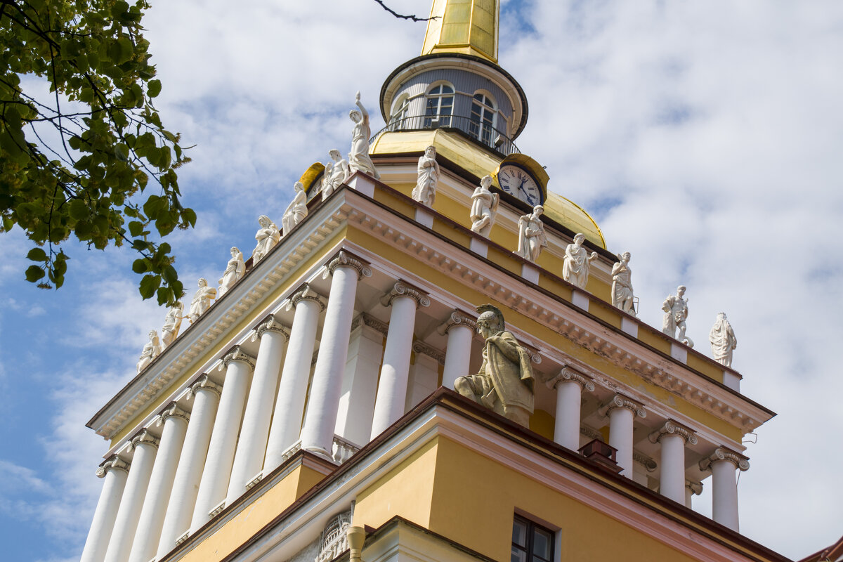 Скульптуры на башне Адмиралтейства с правой стороны башни - Стальбаум Юрий 