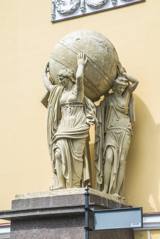 Нимфы, поддерживающие Земной шар у ворот Адмиралтейства - Стальбаум Юрий 