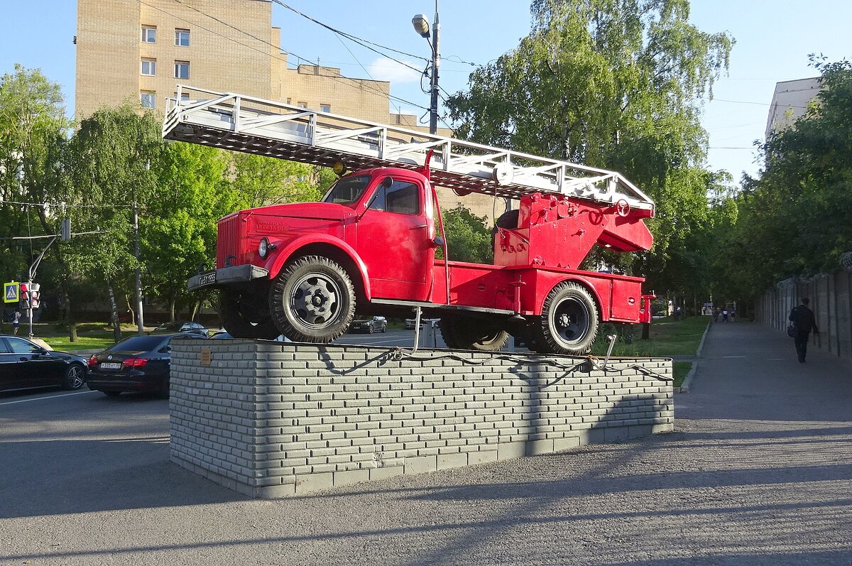 Пожарная машина на улице Вавилова - Сергей Антонов