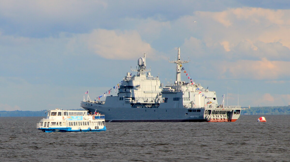 Прогулочный кораблик. На фоне «Иван Грен» — российский большой десантный корабль - ast62 