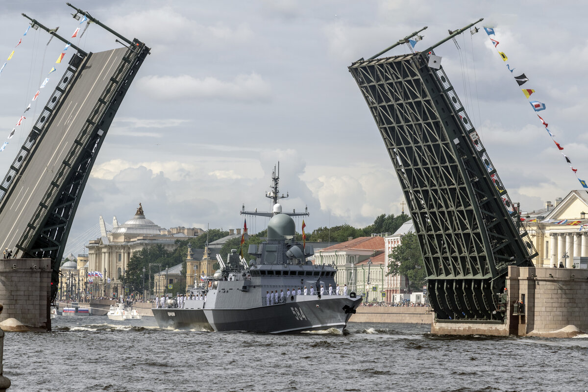 Через ворота разводного пролёта Дворцового моста идёт парадный строй - Стальбаум Юрий 