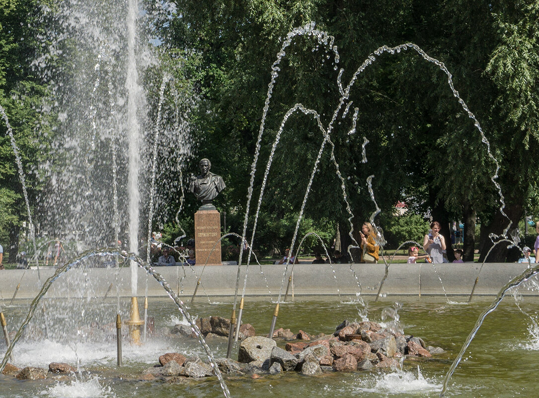 Сквозь струи фонтана - Ирина Соловьёва