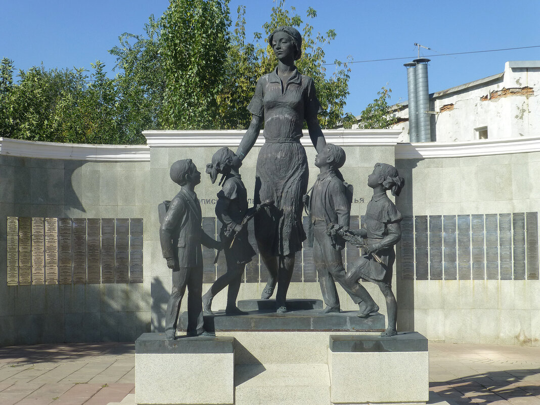 Памятник первой учительнице - Наиля 
