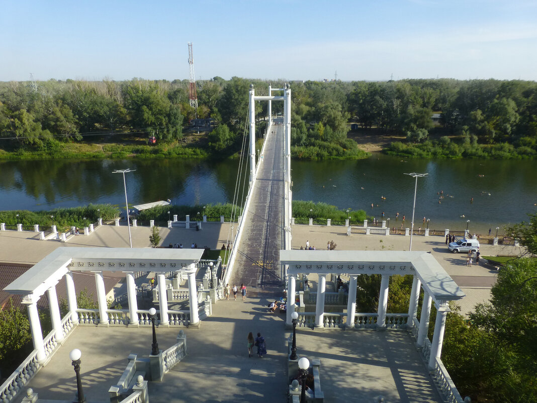 Пешеходный мост из Европы в Азию через реку Урал - Наиля 