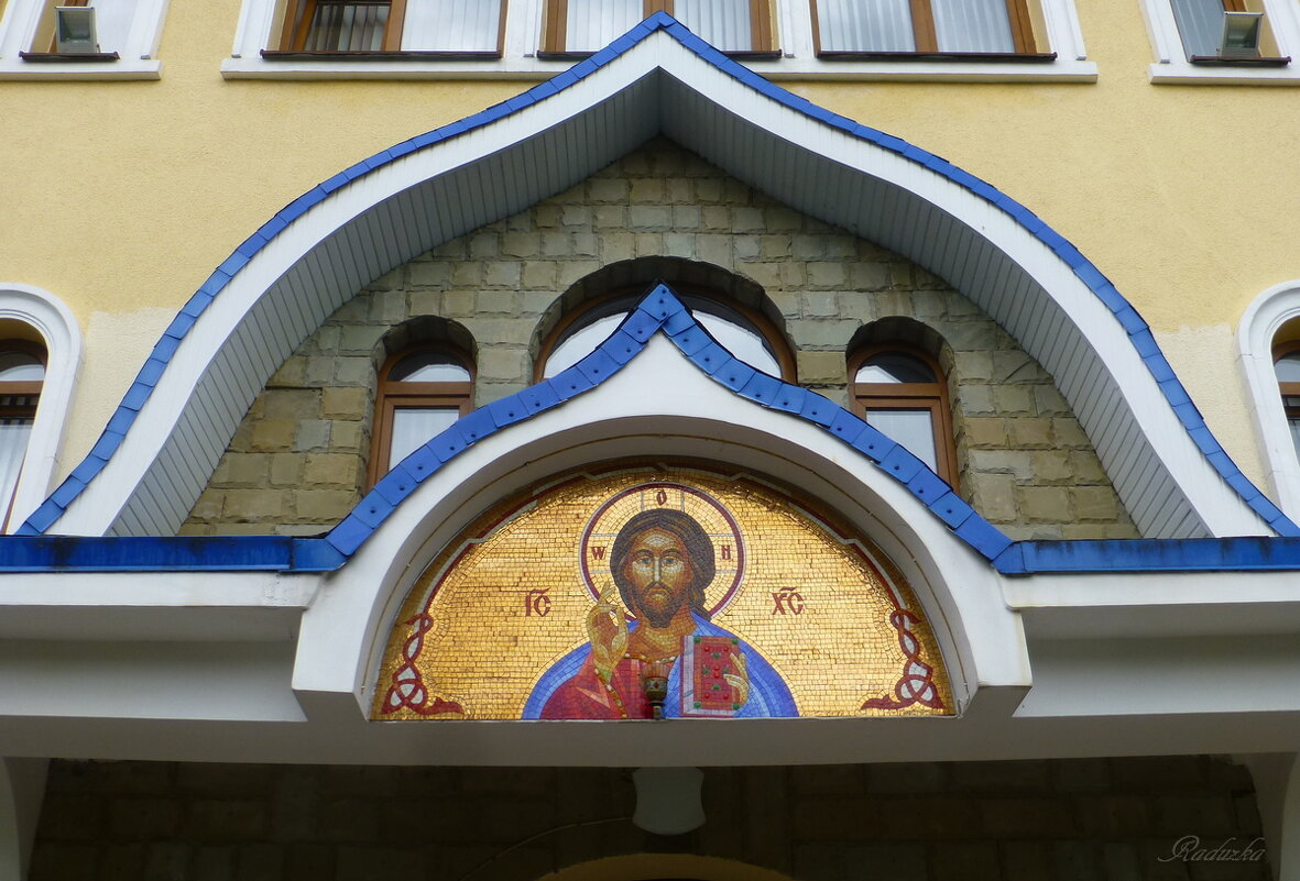 Над входом в ц. Сошествия Святого Духа - Raduzka (Надежда Веркина)