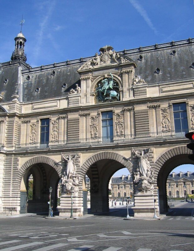 Фрагмент здания Лувра со стороны Сены. - Ольга Довженко