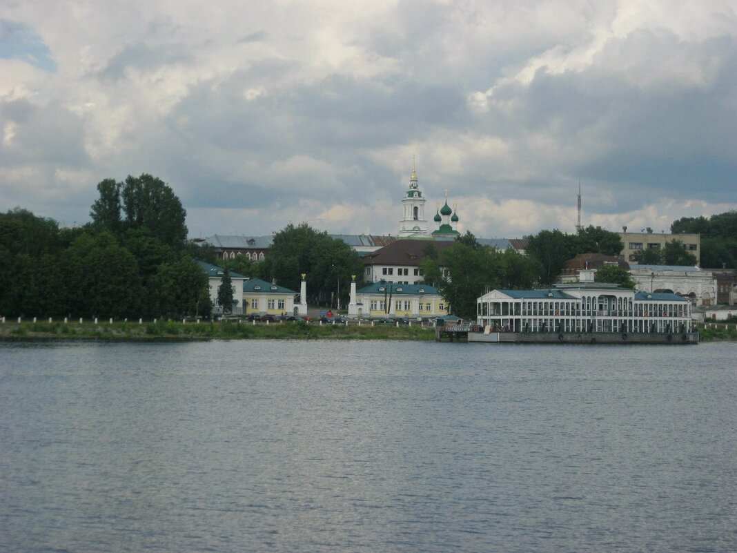 Вид на гостиницу " Московская  застава", за воротами  которой идет подъем на Молочную гору - Gala 