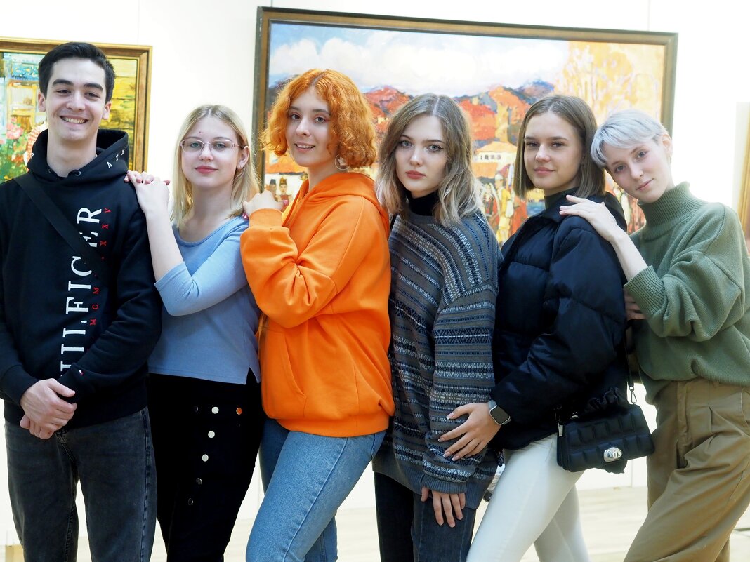 Студенты на выставке Жигаловой С. - Евгений 