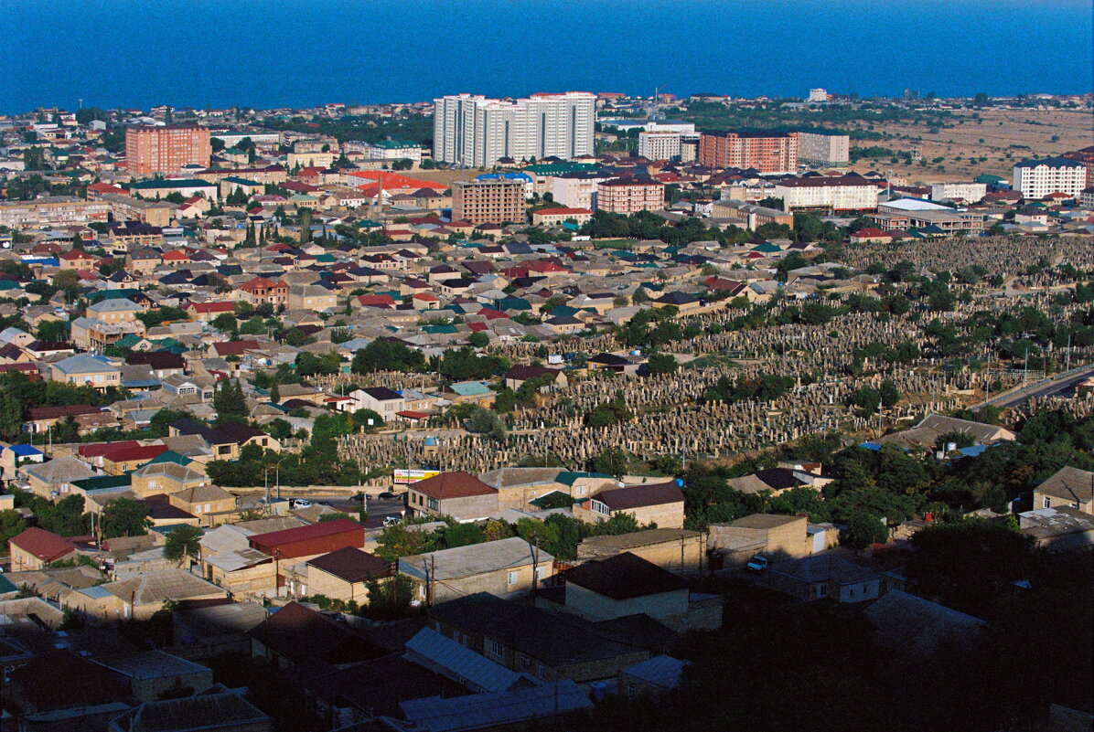 Дербент, Городской пейзаж с морем и старым кладбищем - M Marikfoto