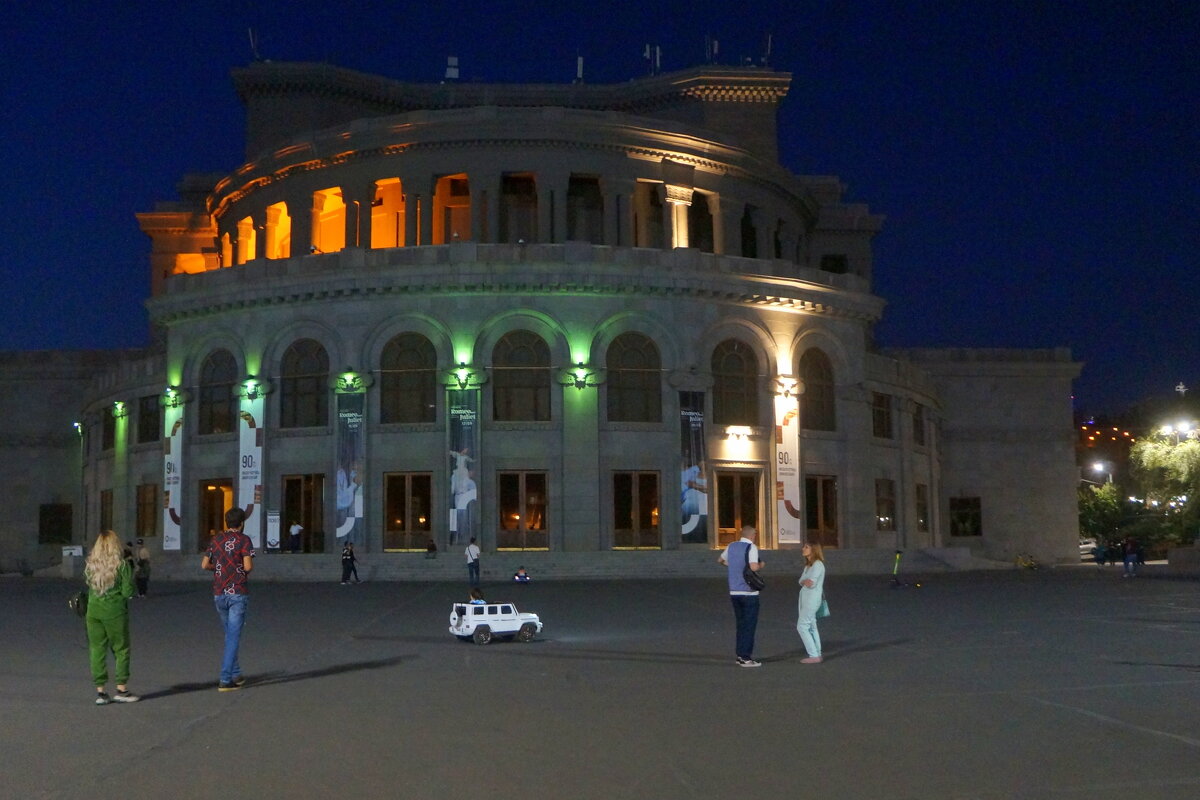 Оперный театр на Площади Свободы - zavitok *