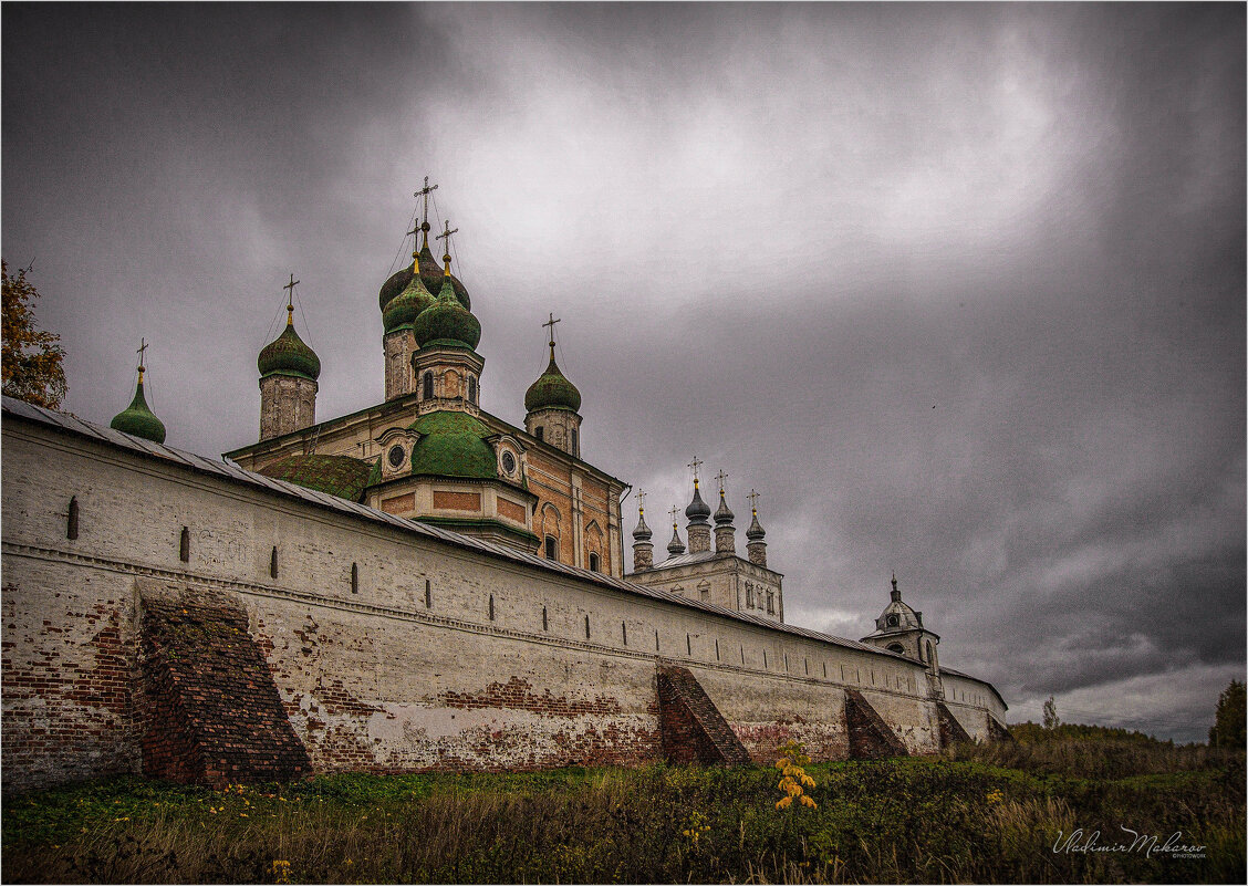 "У старой монастырской стены"© - Владимир Макаров