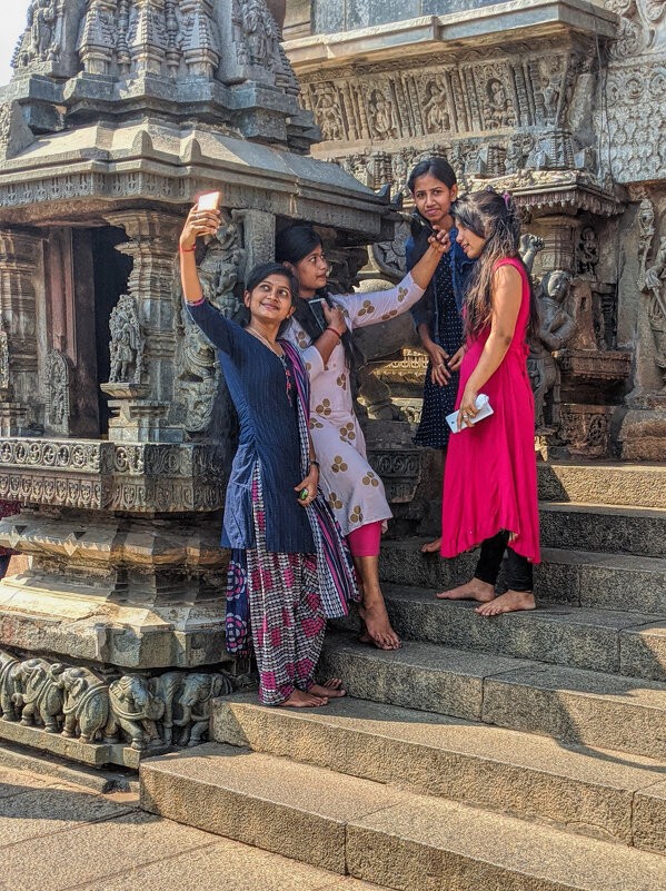 Индийские девочки на фоне древнего храма - Олег Ы