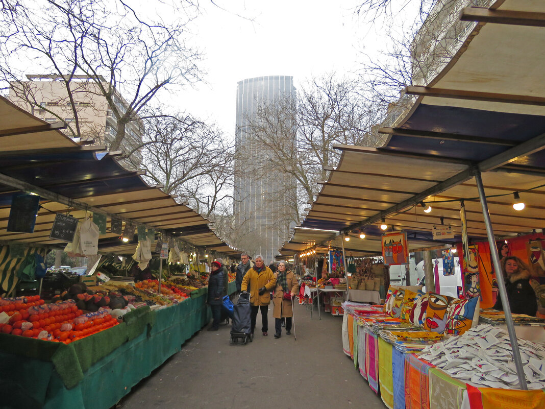 Рынок выходного дня в у башни Монпарнас в Париже. - ИРЭН@ .