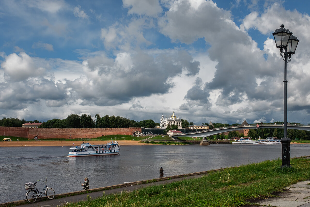Великий Новгород. Пешеходный ("горбатый") мост через реку Волхов - Сергей Шатохин 