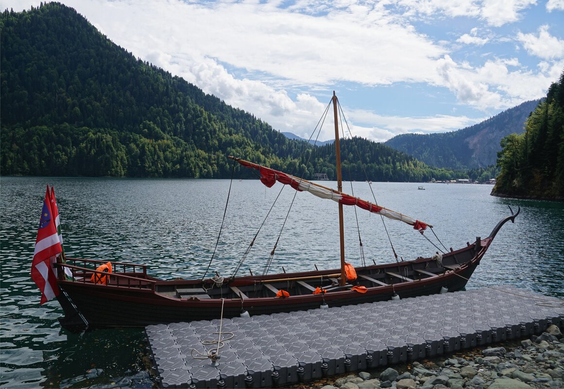 Лодка на озере Рица - Наталия Григорьева