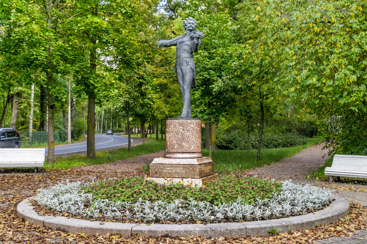 Памятник Иоганну Штраусу в Павловске (пригороде СПБ) - Стальбаум Юрий 