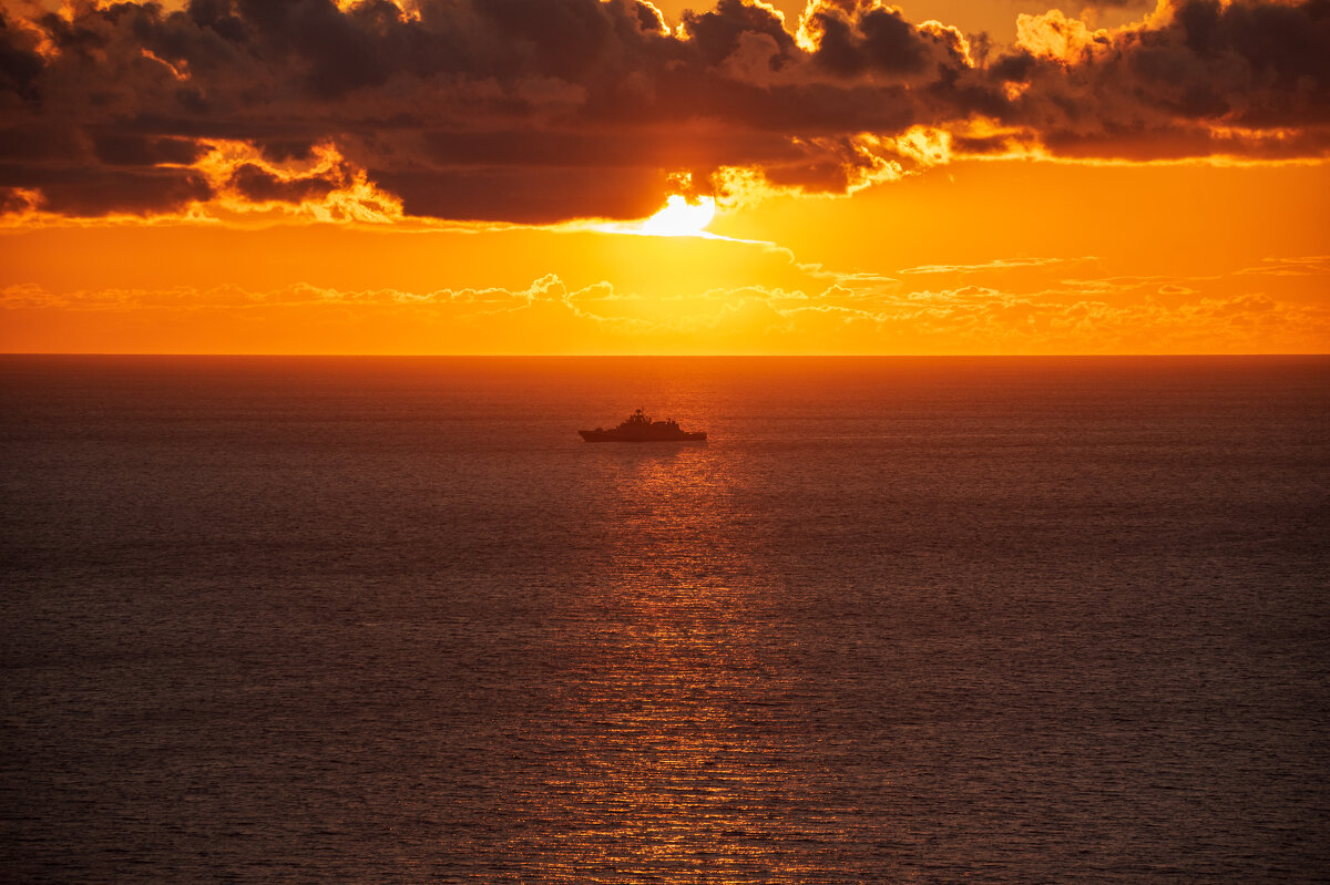 Освещенный вечерним солнцем военный корабль - Дарья Меркулова