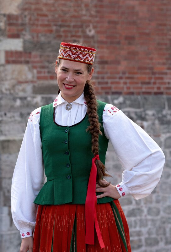 Девушка в национальном костюме - Vlaimir 