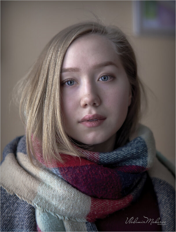 "Студентка в шарфе"© - Владимир Макаров