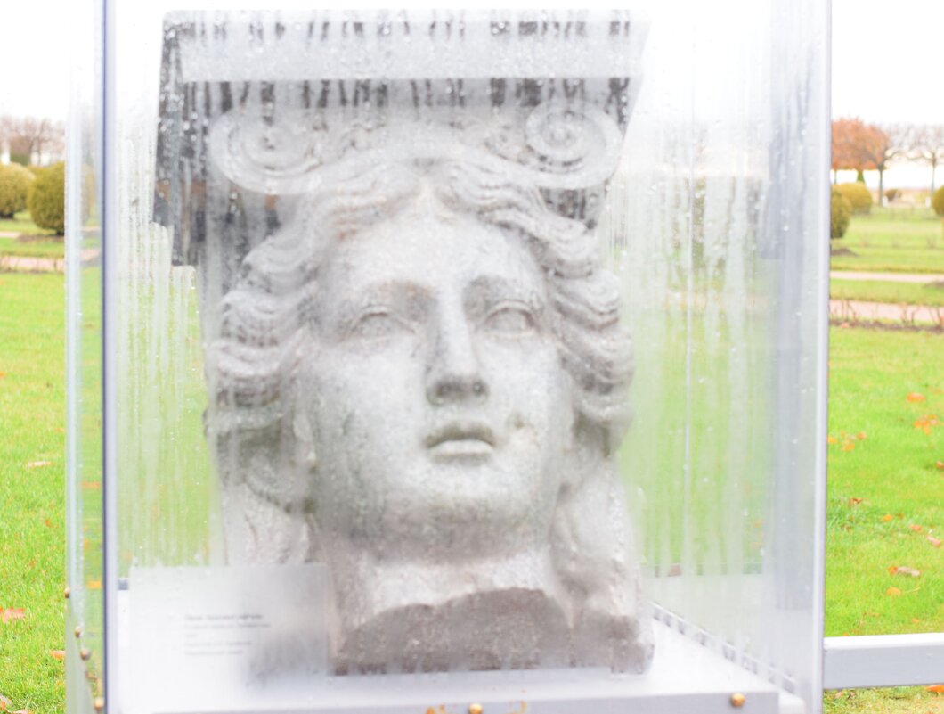 Голова скульптуры человека под стеклом - Танзиля Завьялова