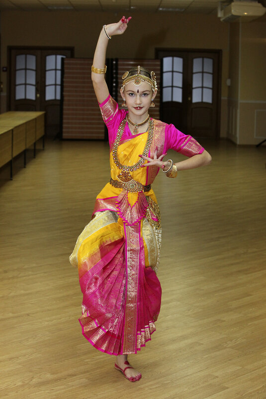 Девочка с индийским танцем. - Александр Дмитриев