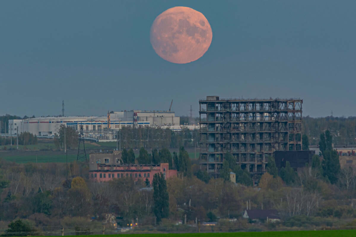 восход Луны над промзоной - Виталий 