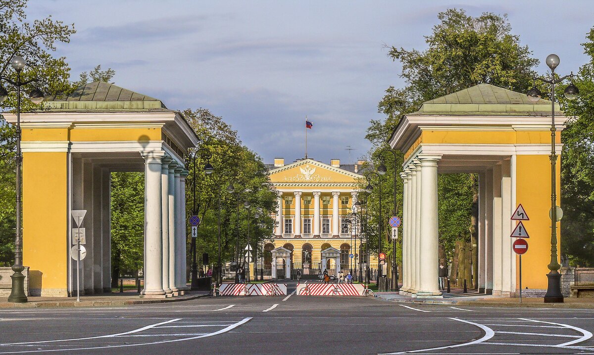 В Питере Смольный и сейчас во главе всего - Стальбаум Юрий 