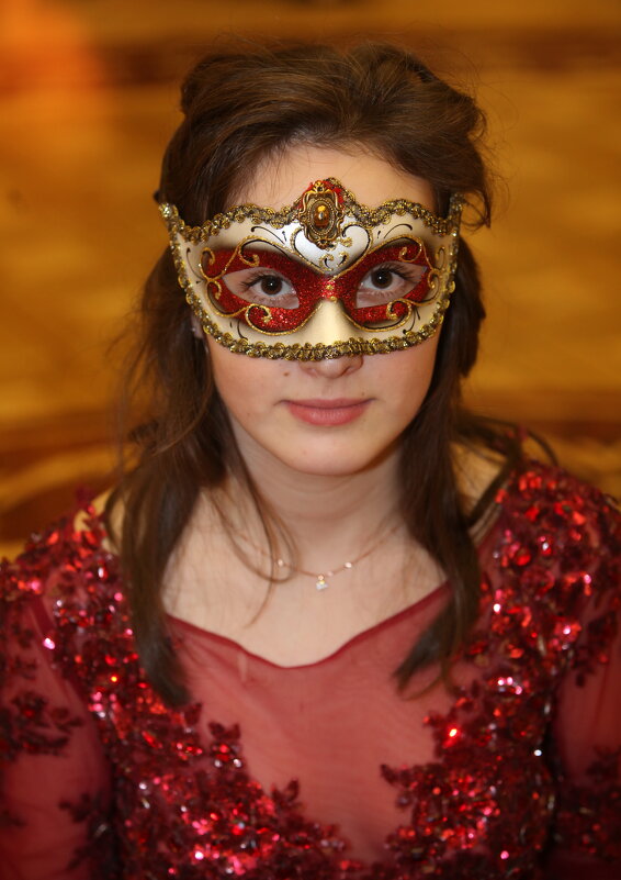 Девушка в маске на карнавале. - Александр Дмитриев