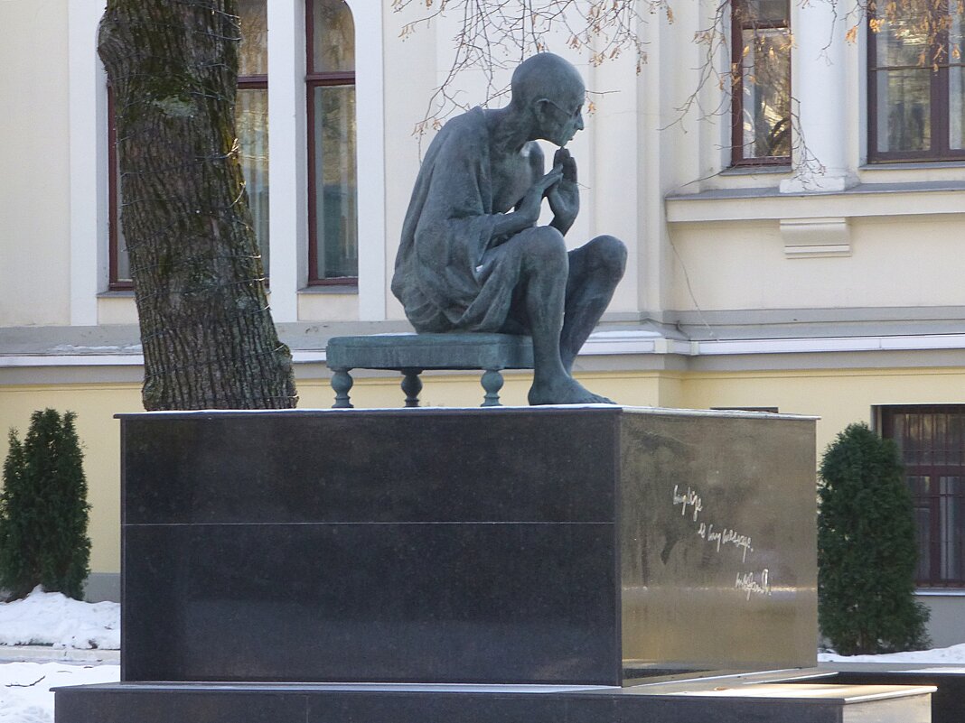 Памятник Ганди в Посольстве Индии, Москва - Лидия Бусурина