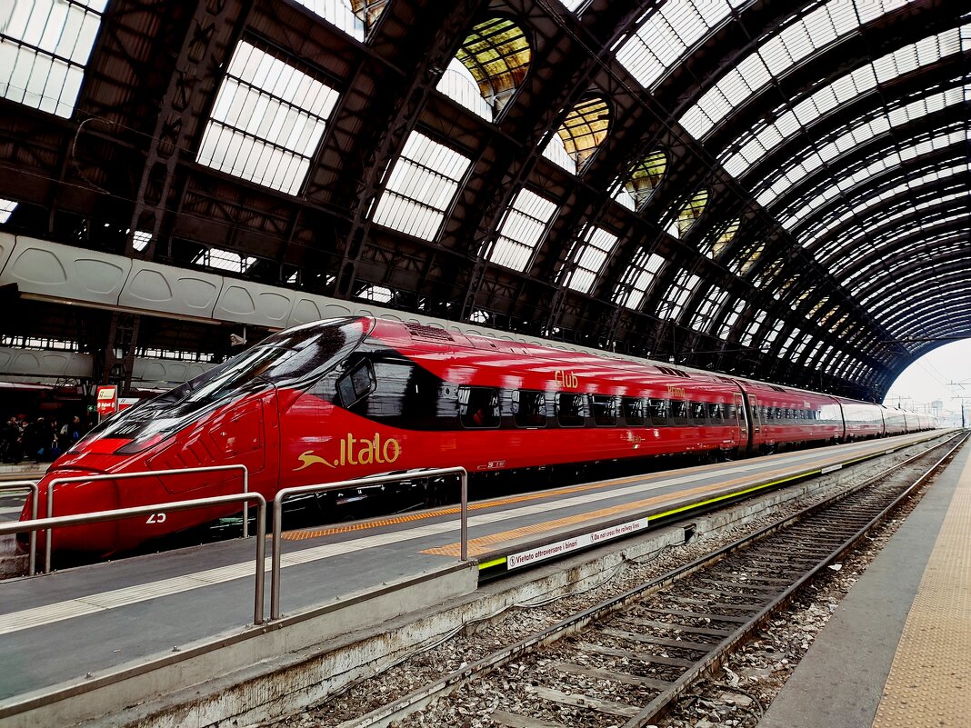 Milano Centrale  Центральный ж/д вокзал cкоростной поезд Italo Милан Италия - wea *