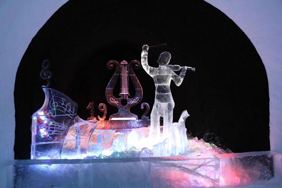 Ледяные скульптуры снежной пещеры - Ольга 