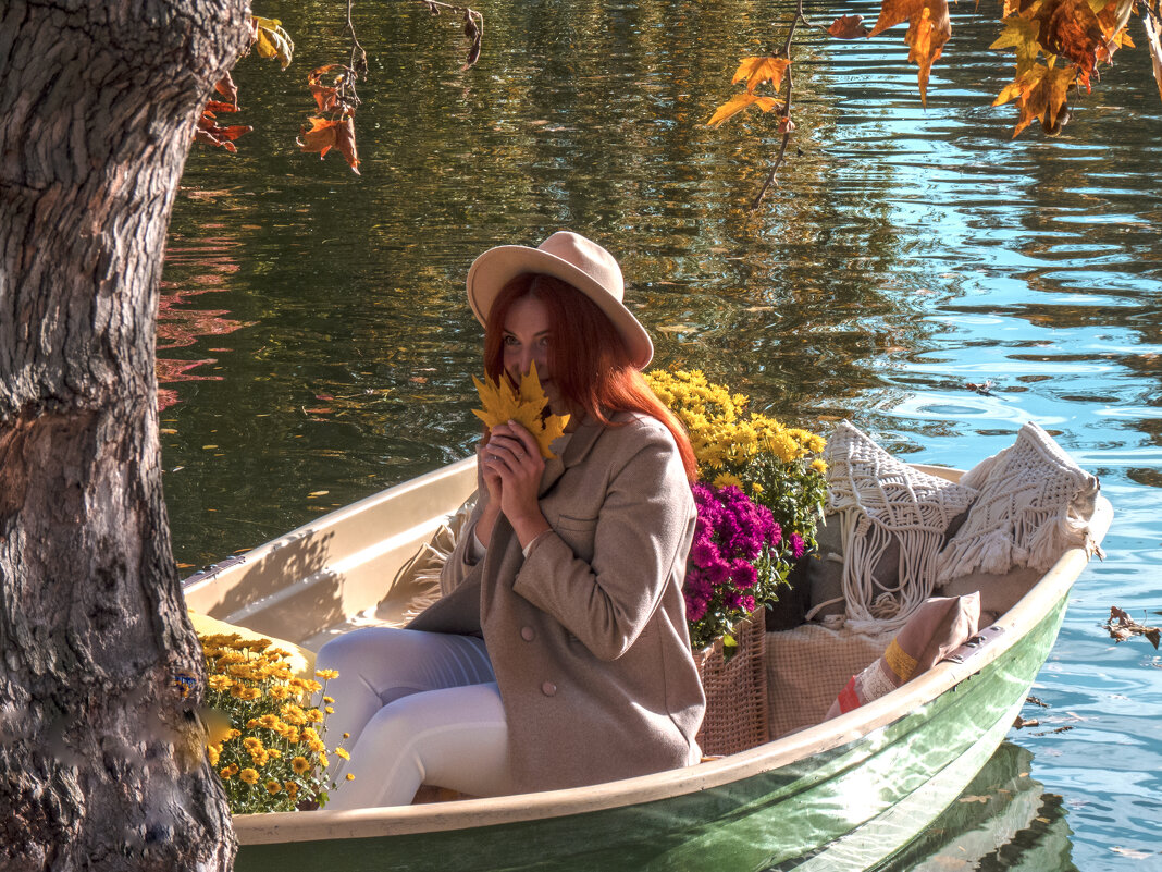 Осенний портрет,,девушка в  лодке - Валентин Семчишин