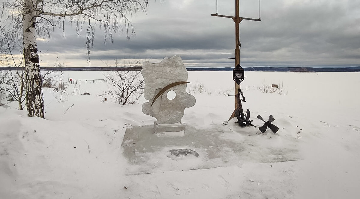 Памятная стела, посвященная падению метеорита в озеро Чебаркуль. - Надежда 