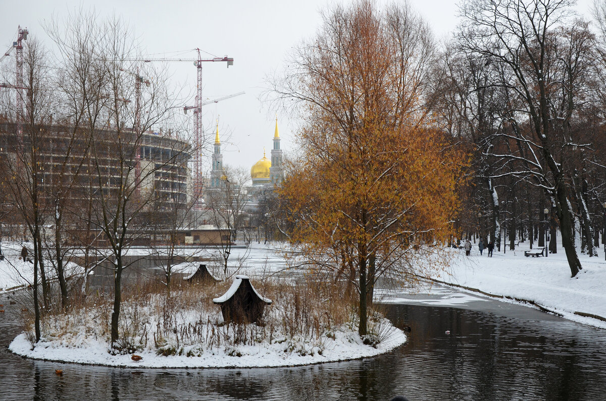 Москва. Екатерининский парк. Большой Екатерининский пруд, на дальнем плане мечеть. - Наташа *****