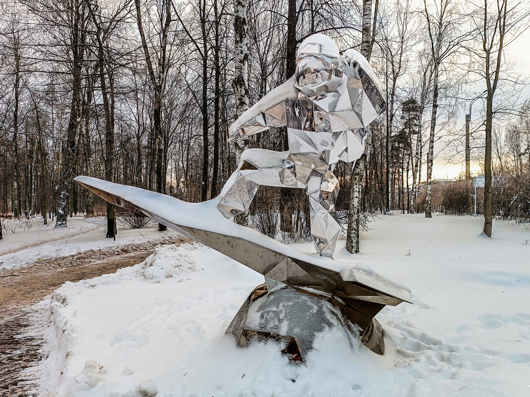 Модернистская скульптура космонавта - Стальбаум Юрий 