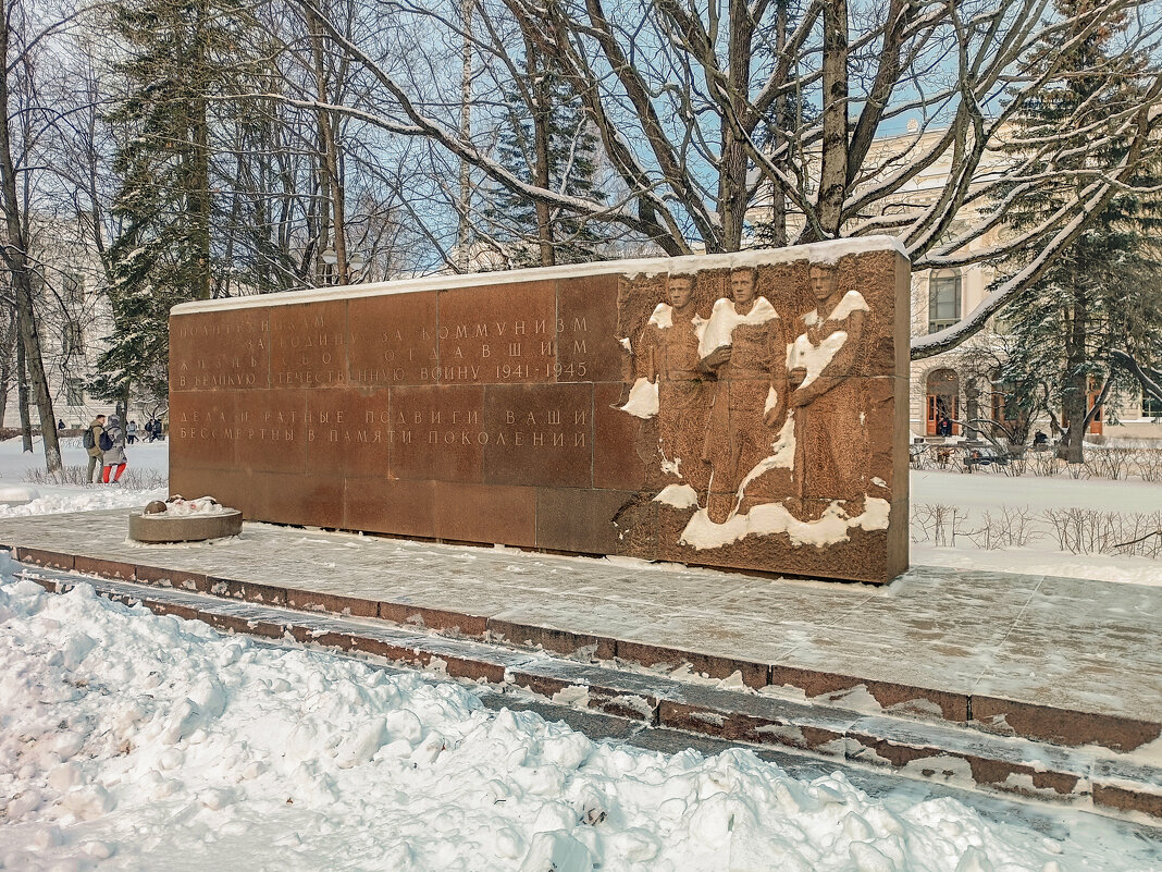 Памятник сотрудникам и студентам Политеха, отдавшим жизнь за Родину  в годы Отечественной войны - Стальбаум Юрий 