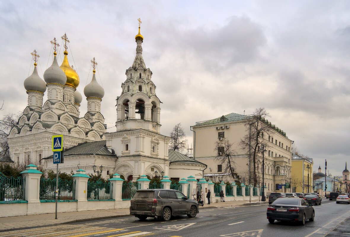 улицы москвы с церковью