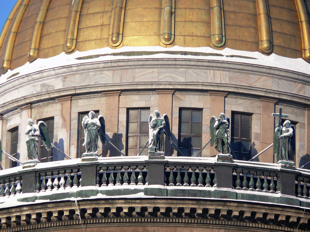 Ангелы на балюстраде у купола Исаакия в погожий зимний день - Стальбаум Юрий 
