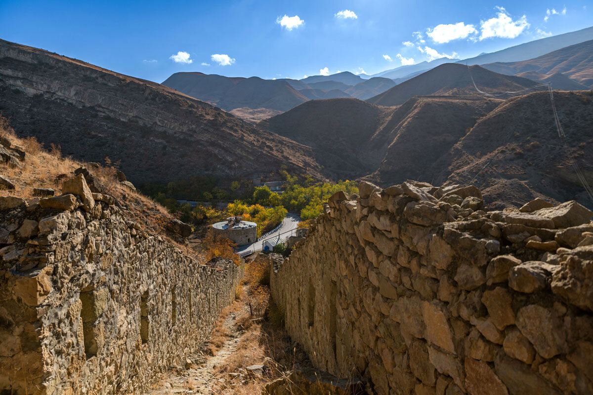 Уцелевшие стены Преображенской крепости в селе Ботлих.  Дагестан - Дина Евсеева